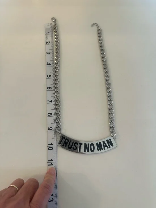 Y2K Edgy "TRUST NO MAN" Chunky Silver Tone Curb Chain Statement Necklace 18”L - Picture 7 of 7